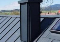 Oplechovanie komína zabraňuje zatekaniu a predlžuje životnosť strechy.